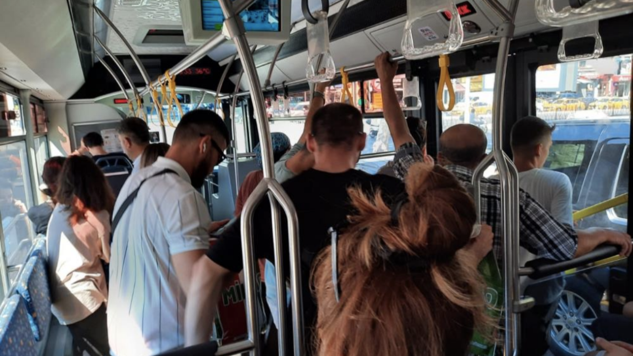 Otobüste yer vermek için ayağa kalkan çocuk, yaşlı adamın hışmına uğradı