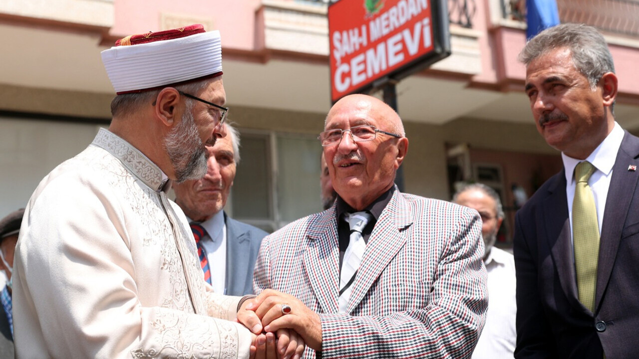 Ali Erbaş'tan cemevine anlamlı ziyaret: Biz kardeşiz, her zaman biriz, beraberiz