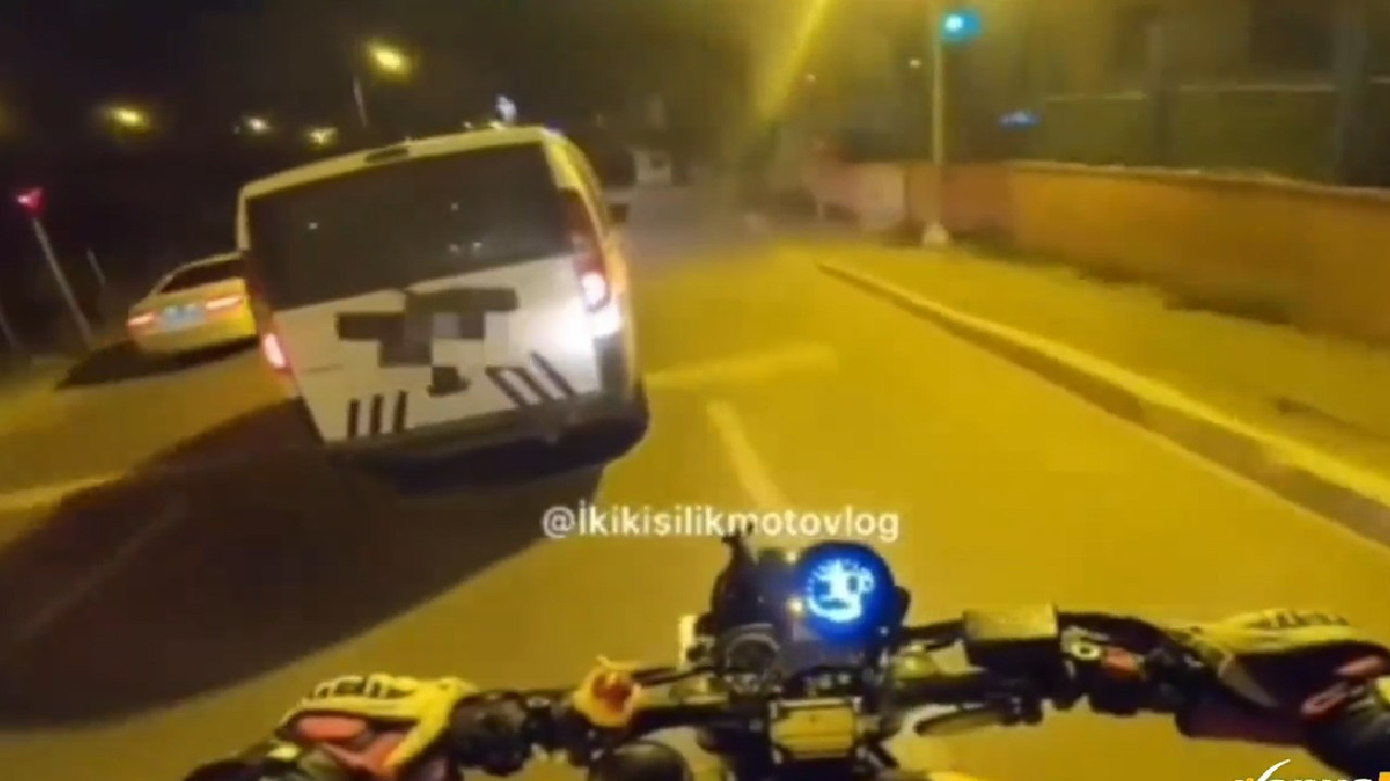 Polisten motosikletliye gülümseten uyarı!