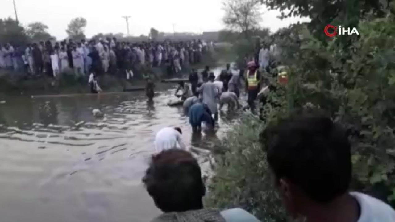 Pakistan’da yolcu otobüsü göle düştü: 8 ölü, 30 yaralı