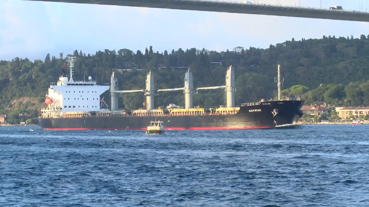 Ukrayna'dan gelen Navi-Star gemisi denetimlerin ardından İstanbul Boğazı'ndan geçti