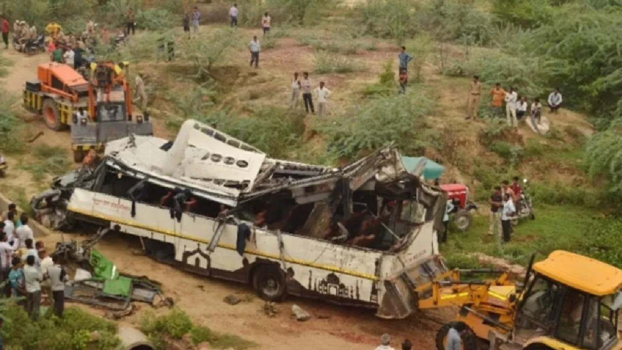 Hindistan’da yolcu otobüsü şarampole yuvarlandı
