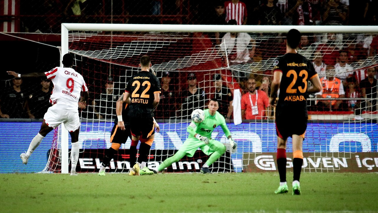 Galatasaray'da Muslera ilk maça damga vurdu! Antalyaspor maçında yaptıklarıyla takdir topladı