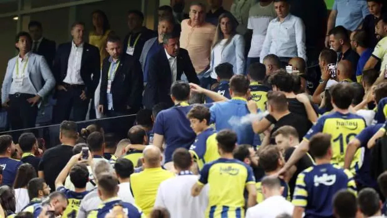 Kadıköy'de maç sonu gerginlik! Fenerbahçe Başkanı Ali Koç, taraftarlarla tartıştı