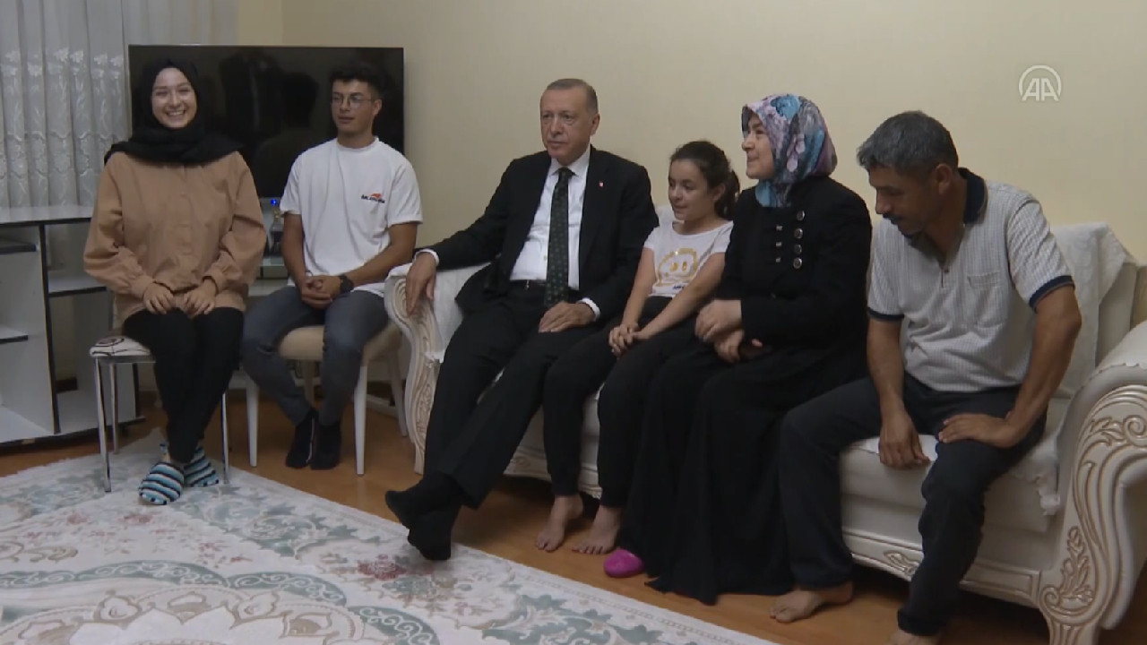 Cumhurbaşkanı Erdoğan, çay davetinde bulunan aileyi ziyaret etti