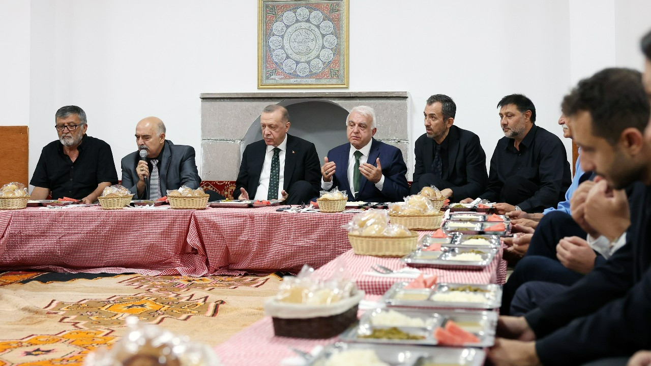 Cumhurbaşkanı Erdoğan, cemevinde Alevi dedeleriyle birlikte iftar yaptı