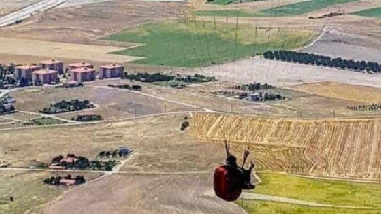 Ankara'da metrelerce yüksekten atlayan paraşütçü yere çakıldı
