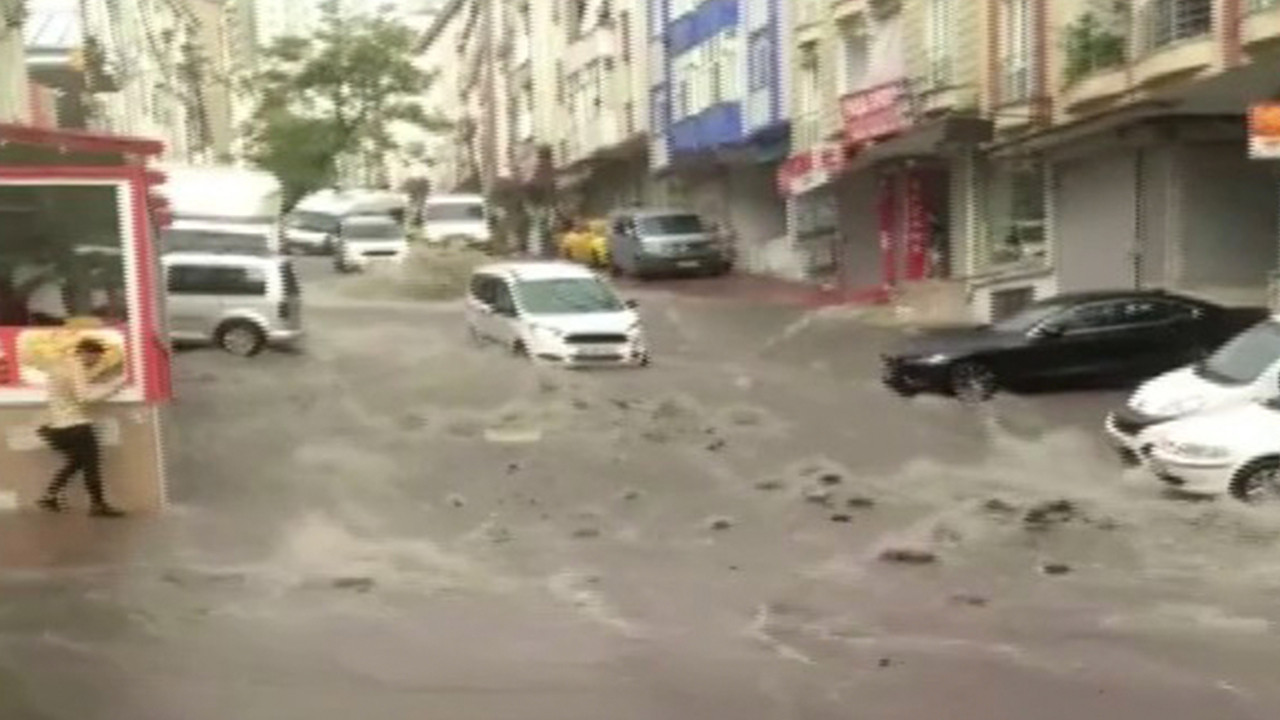 İstanbul'a beklenen sağanak yağış geldi: Caddeleri su bastı, trafik durma noktasına geldi
