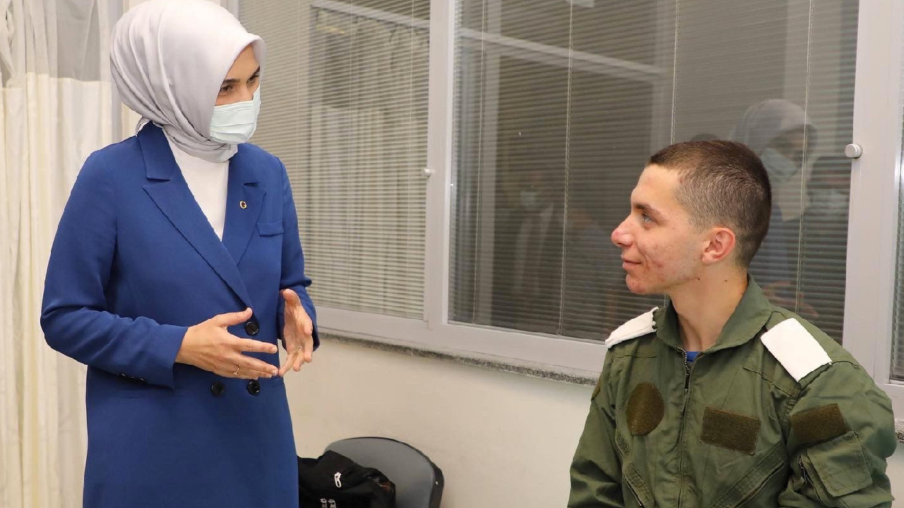 Vali Kübra Güran Yiğitbaşı yaralı pilotları hastanede ziyaret etti