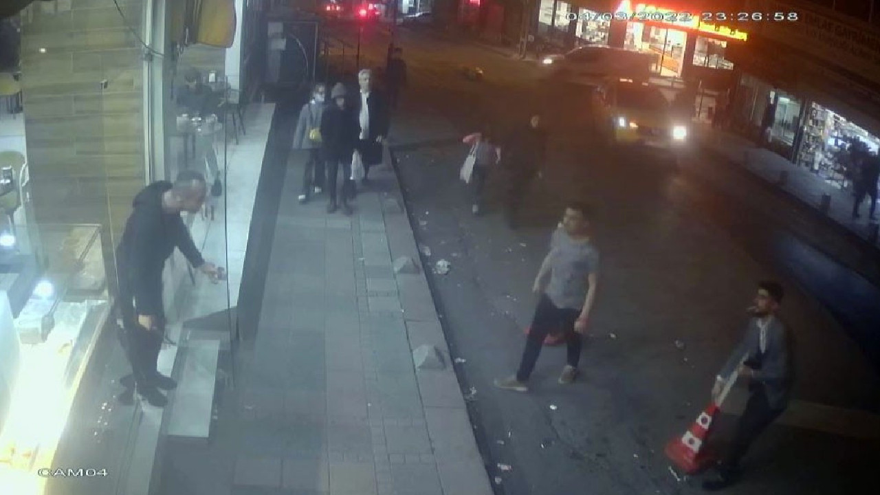 İstanbul’da dehşet anları! Tartıştığı genci sırtından bıçaklayıp restorana kaçtı