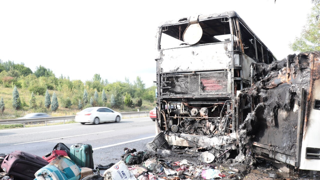 Seyir halindeki yolcu otobüsü alev alev yandı! 74 kişi canını son anda kurtardı
