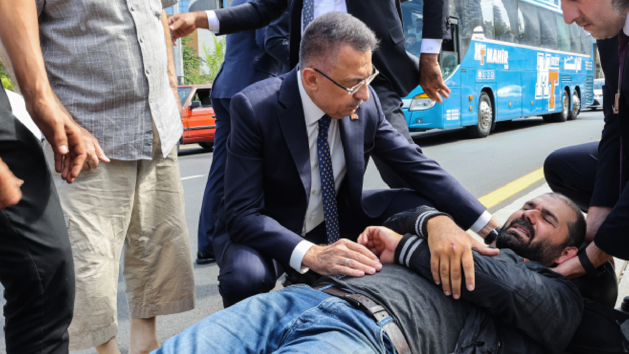 Cumhurbaşkanı Yardımcısı Oktay, kaza yapan motosikletlinin yanından ayrılmadı