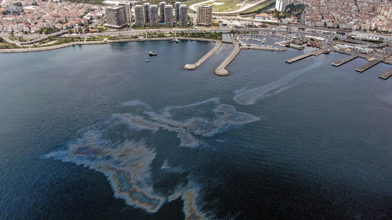 Zeytinburnu sahilinde mazot kirliliği! Havadan görüntülendi