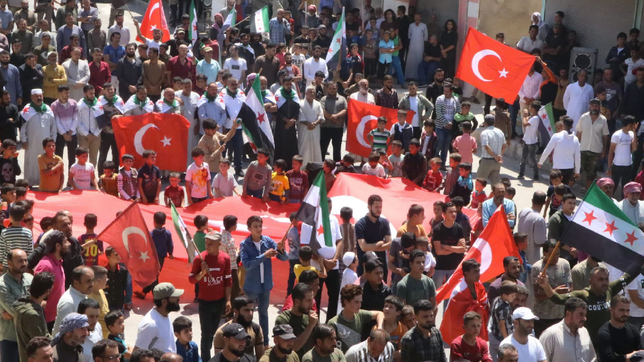 Suriye halkından, muhaliflerin Azez'deki provakatif saldırılarına inat Türkiye'ye destek gösterisi