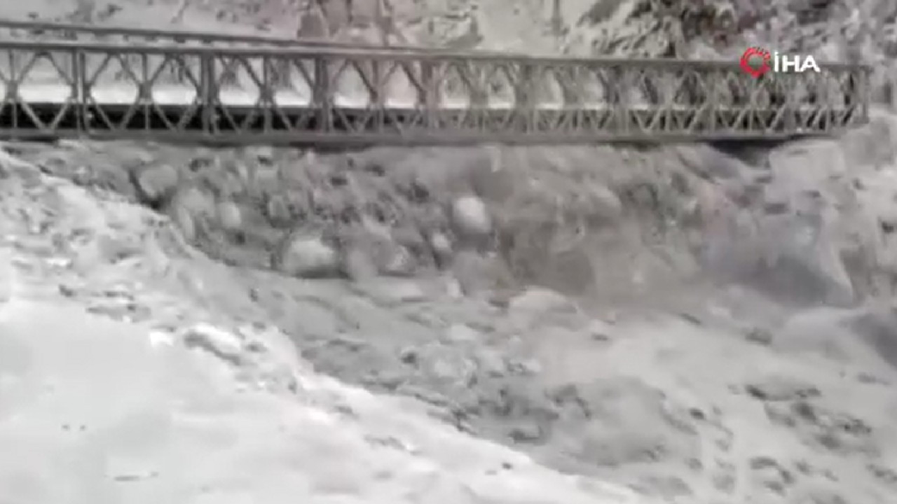 Pakistan'da köprü sel sularına kapıldı!