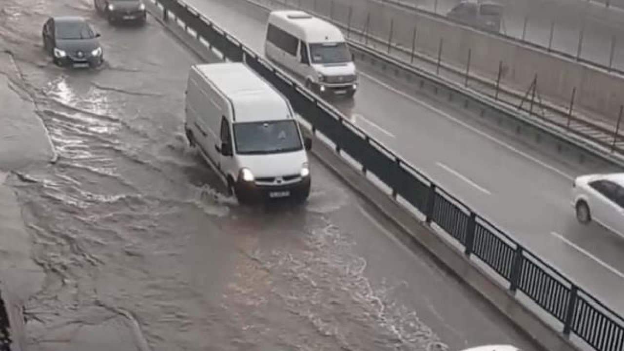 Bursa'da sağanak yağış hayatı felç etti