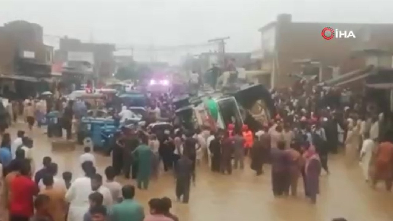Pakistan'da kamyon yolcu otobüsünün üzerine devrildi: 13 ölü, 5 yaralı