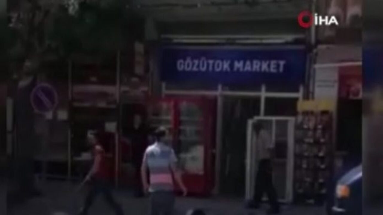 Ankara'da 4 kişi satır ve sopalarla market bastı! O anlar kamerada