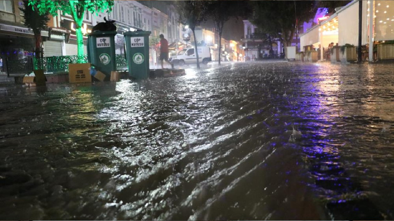 Edirne'de sağanak yağış etkili oluyor!
