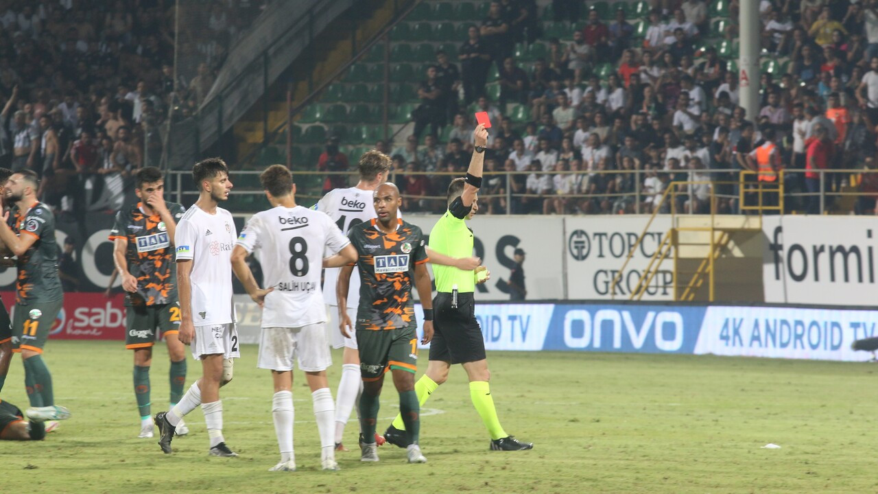 Beşiktaş Alanyaspor maçında kızardı! Emrecan Uzunhan oyundan atılmasıyla 10 kişi kaldı