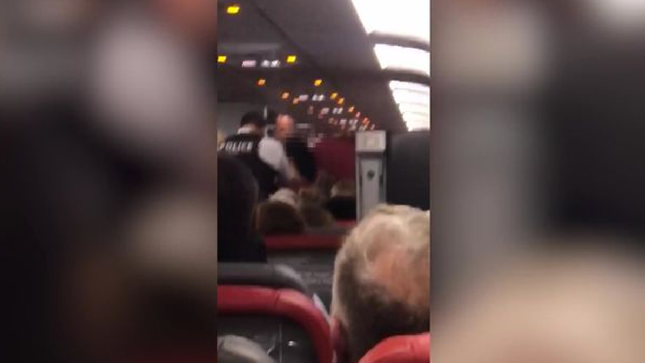 Yolcu uçağında korku dolu anlar! Kadın yolcu bir anda soyunmaya başladı ve ...