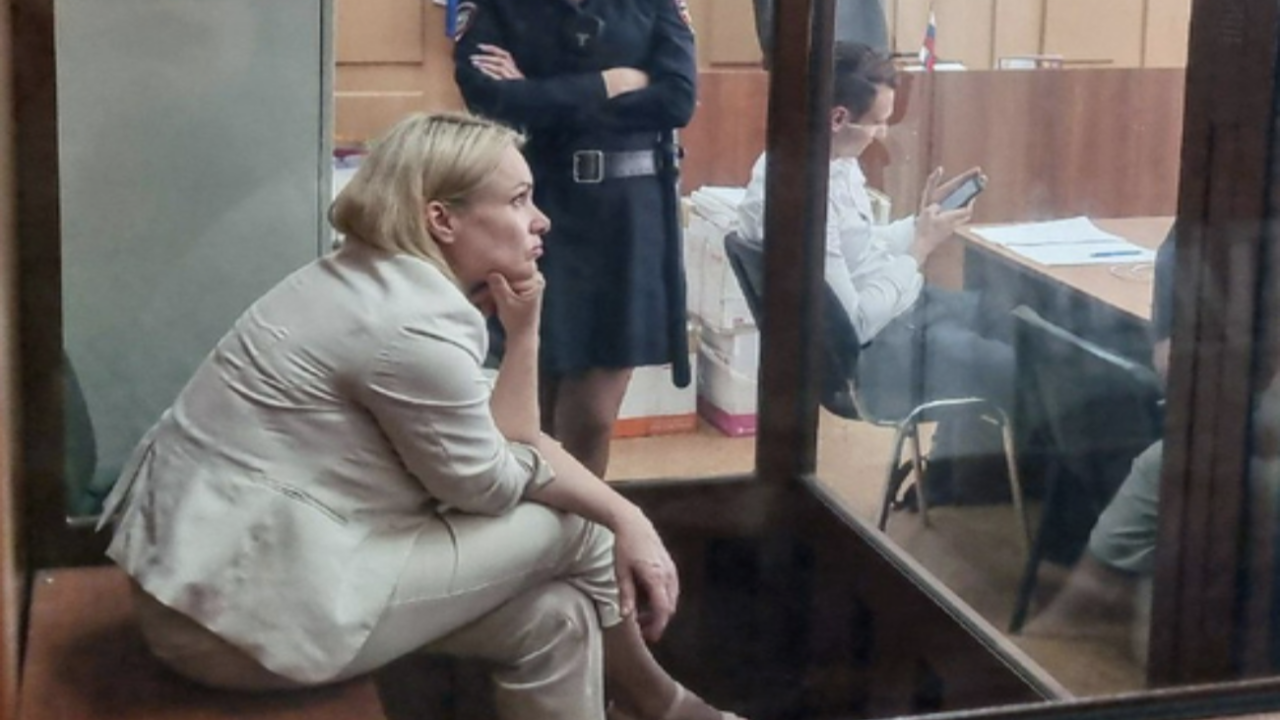 Rus gazeteci, Ukrayna’nın işgalini protesto etmeyi mahkemede de sürdürdü