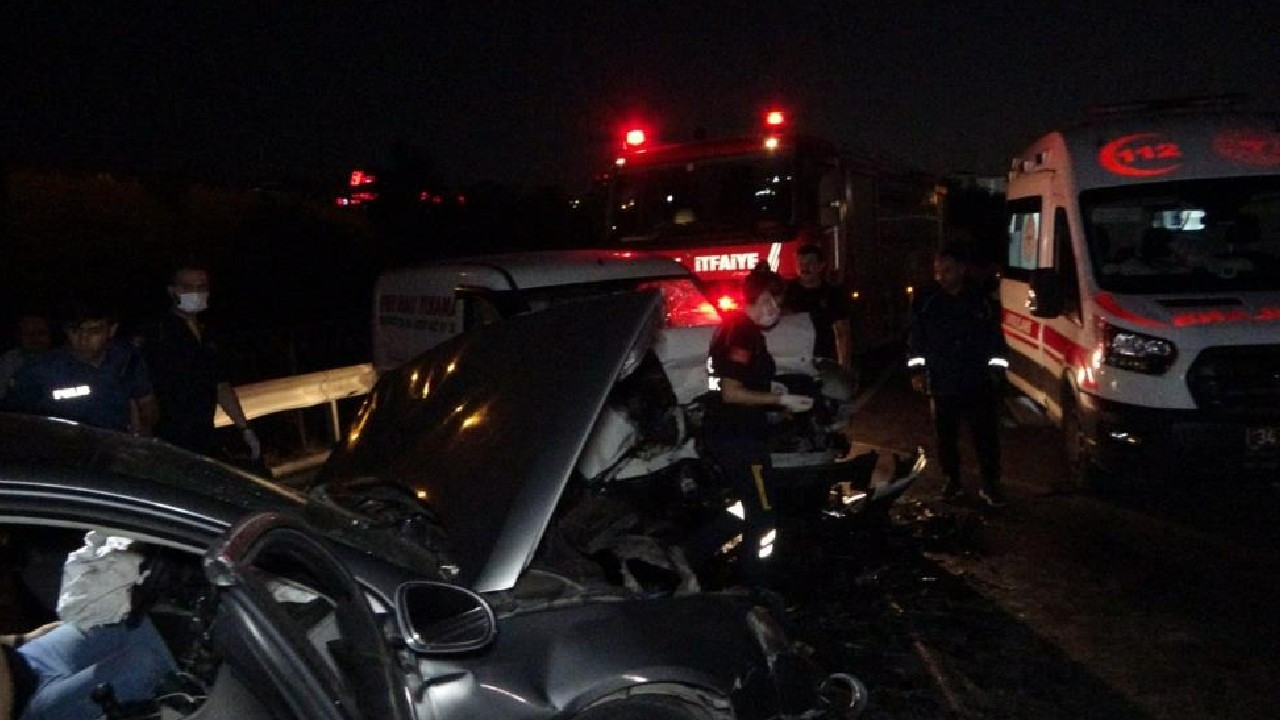 Sancaktepe’de iki araç kafa kafaya çarpıştı: Yaralılar var