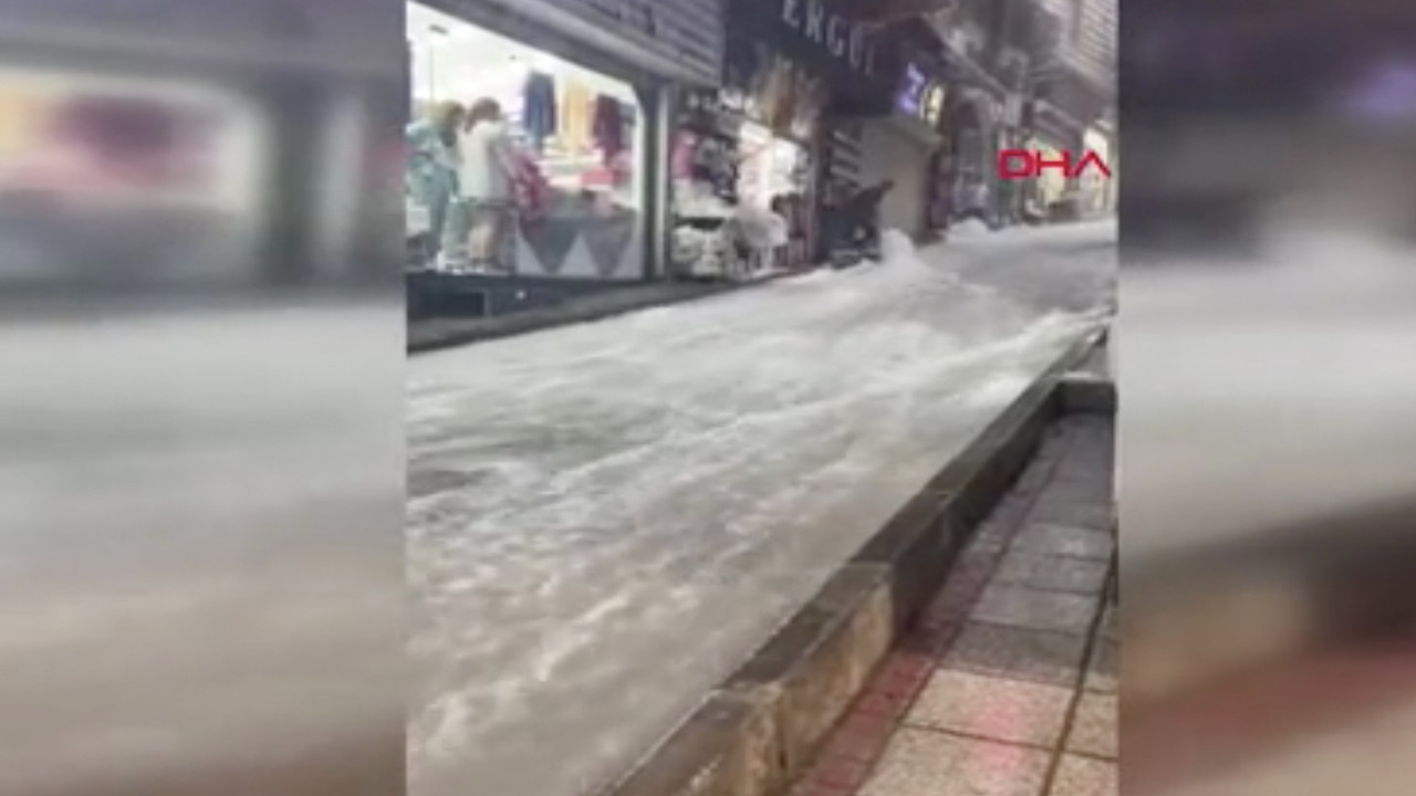 İstanbul'da sağanak yağış etkisini artırıyor: Mısır Çarşısı ve Kapalıçarşı'yı su bastı