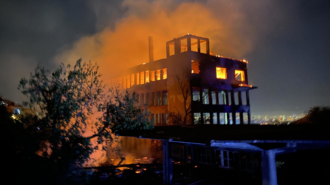 Bursa'da tarihi ipek fabrikası alev alev yanıyor