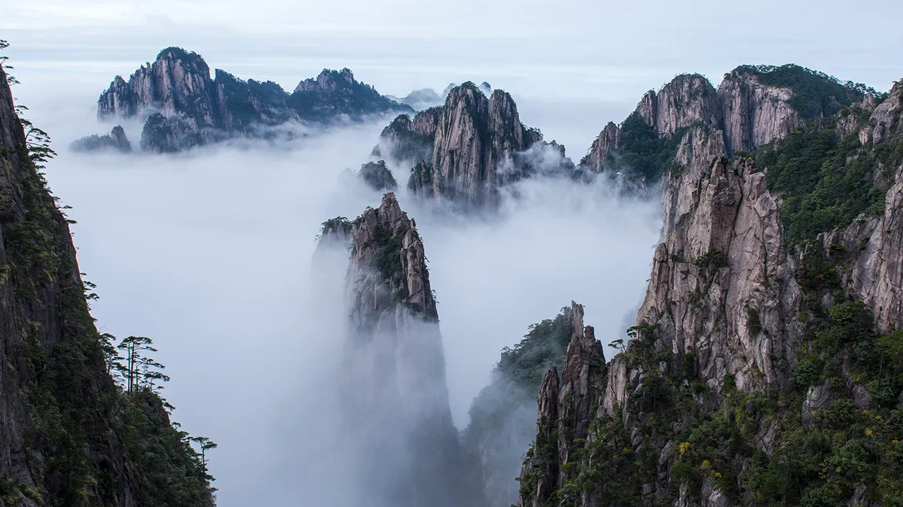 Onlar Huangshan Dağı Örümcek Adamları! Bin 500 metre yükseklikte çöp topluyorlar
