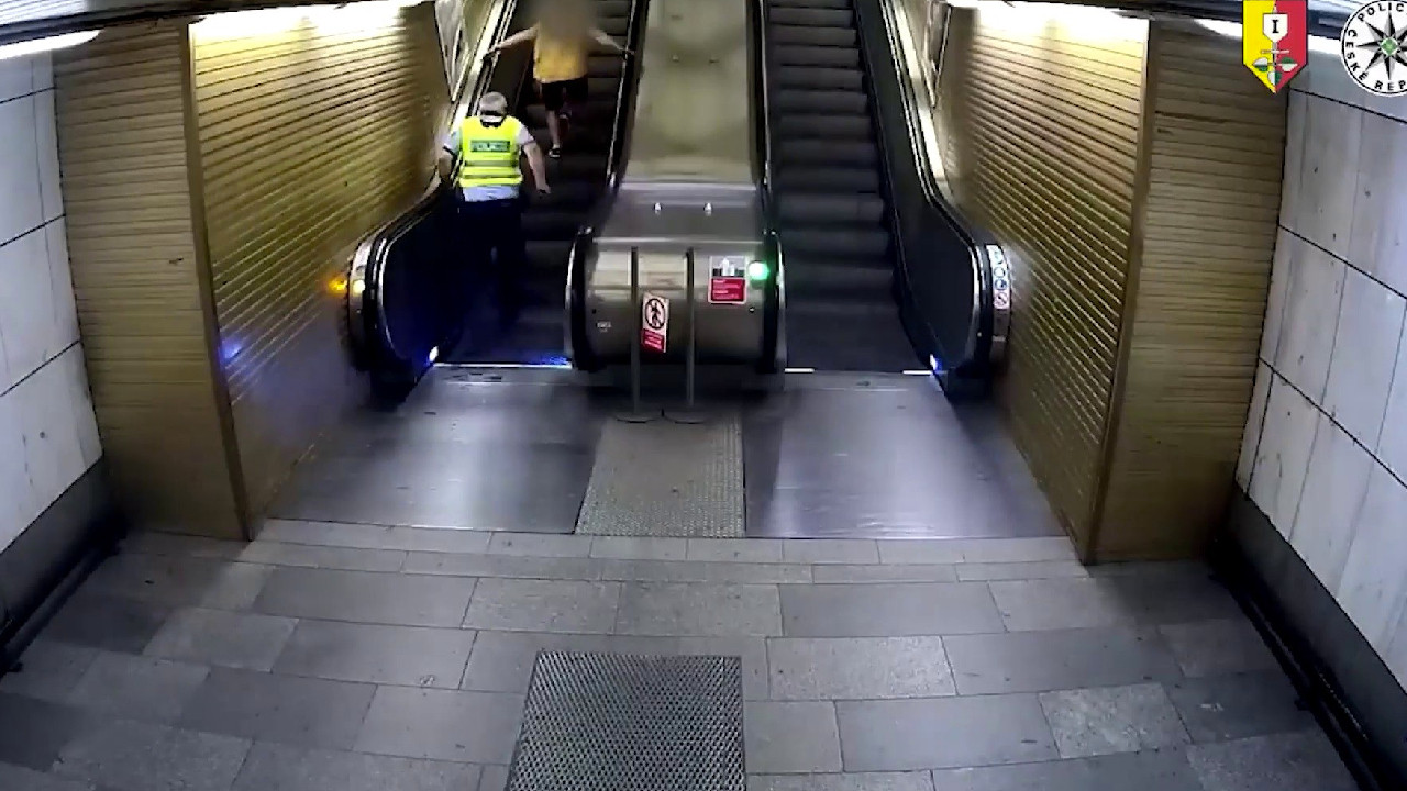 Fıkra gibi kovalamaca! Yürüyen merdiven hırsızı polise getirdi