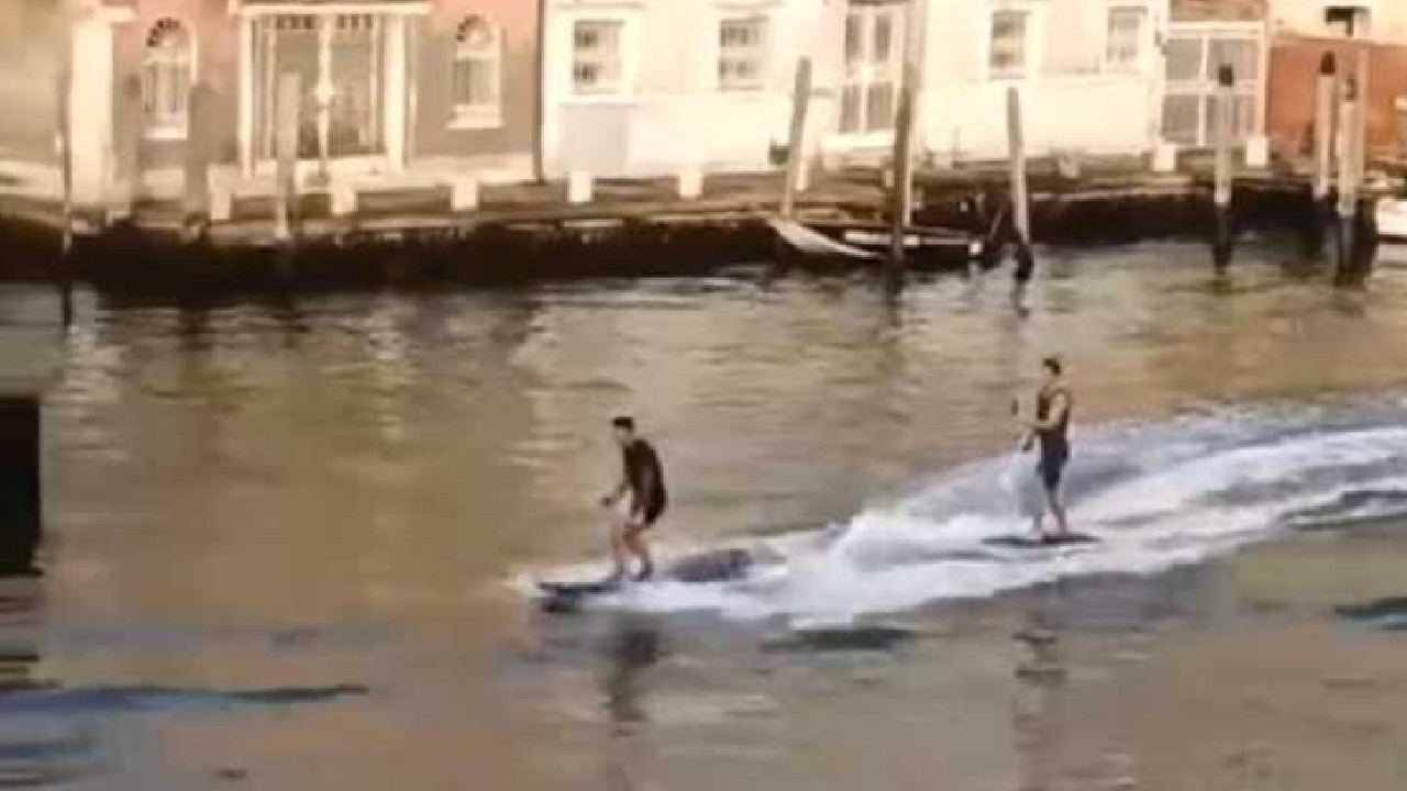 2 kişi Venedik’teki Büyük Kanal’da sörf yaptı! Belediye başkanı sörfçülerin başına ödül koydu