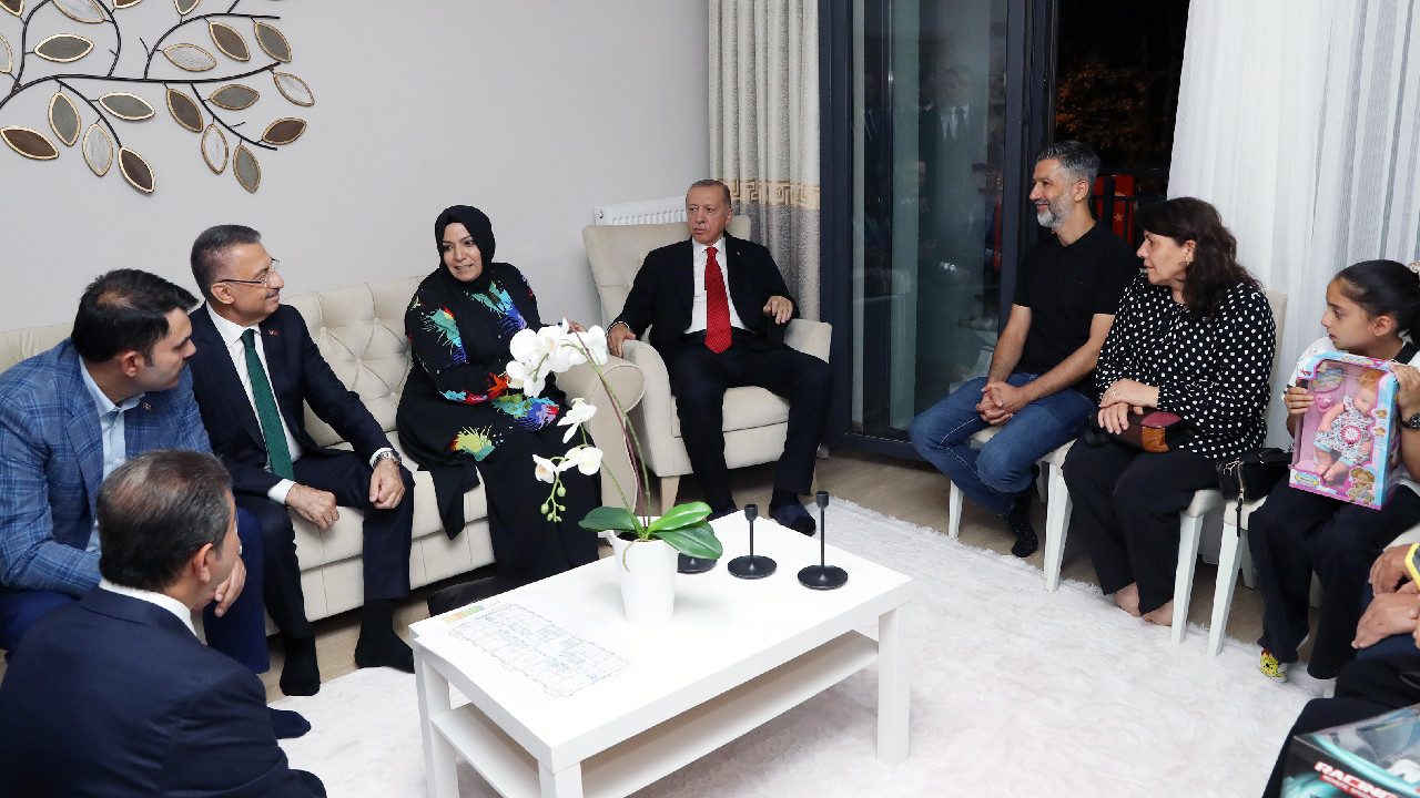 Cumhurbaşkanı Erdoğan, Esenler'de kendisini davet eden aileye misafir oldu