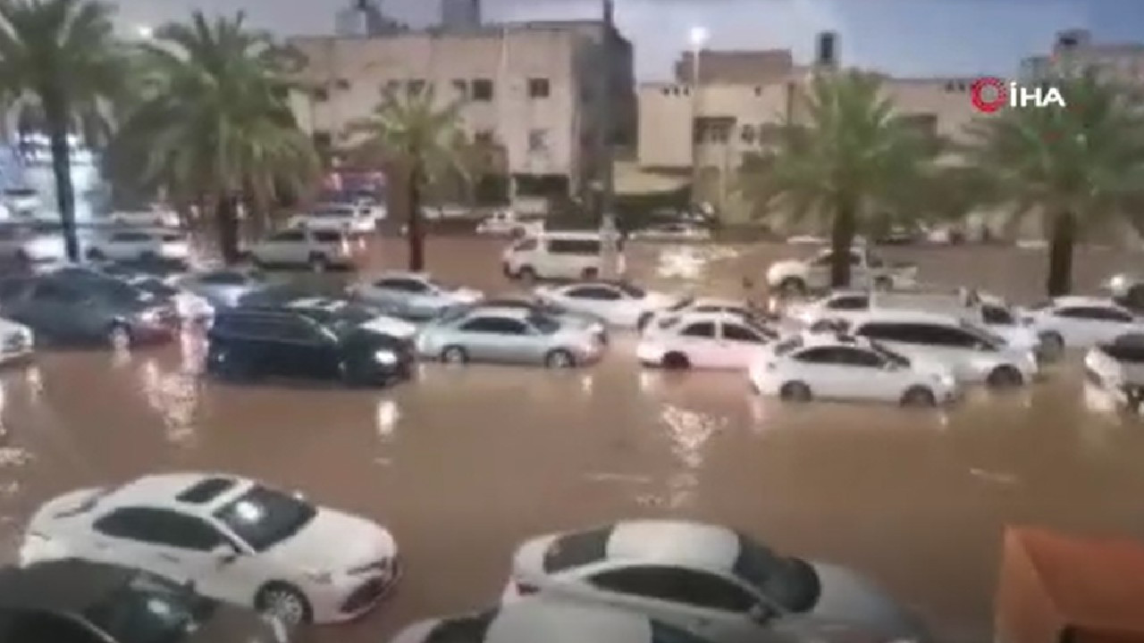 Mekke ve Medine'de şiddetli yağış!