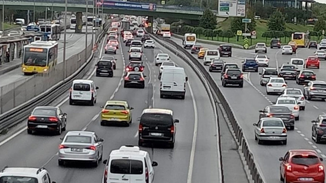 İstanbul'da okullar açıldı, trafik çilesi başladı! Yoğunluk yüzde 50'nin üzerinde...