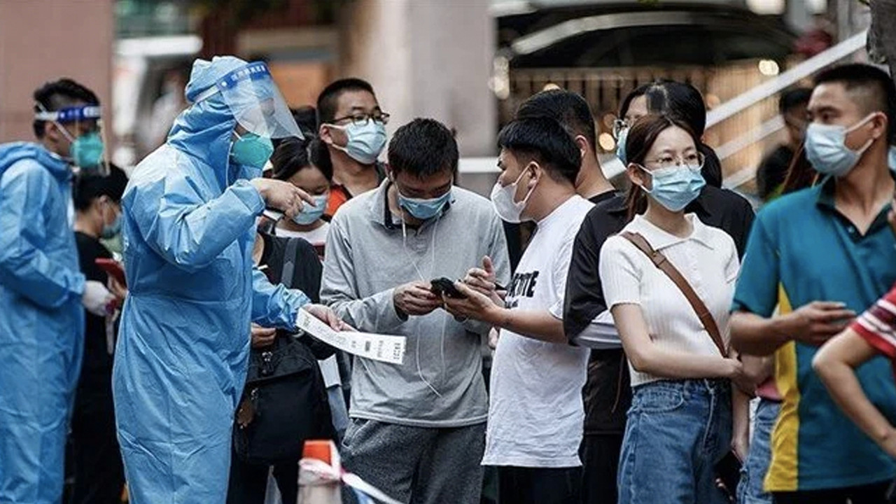 Çin'de solunum yoluyla alınabilen koronavirüs aşısına onay çıktı