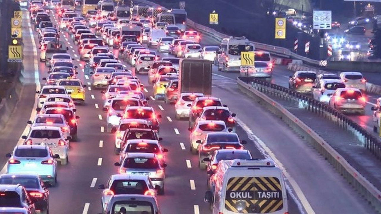 Yola çıkacaklar dikkat! İstanbul'da yağmur ile birlikte trafik çilesi de başladı! Yüzde 55'in üzerinde...