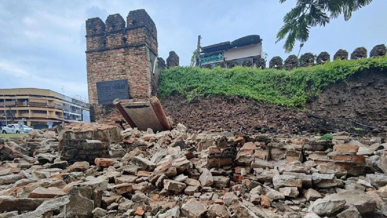 Tayland'da şiddetli yağışlara dayanamayan 750 yıllık antik kentin duvarı çöktü