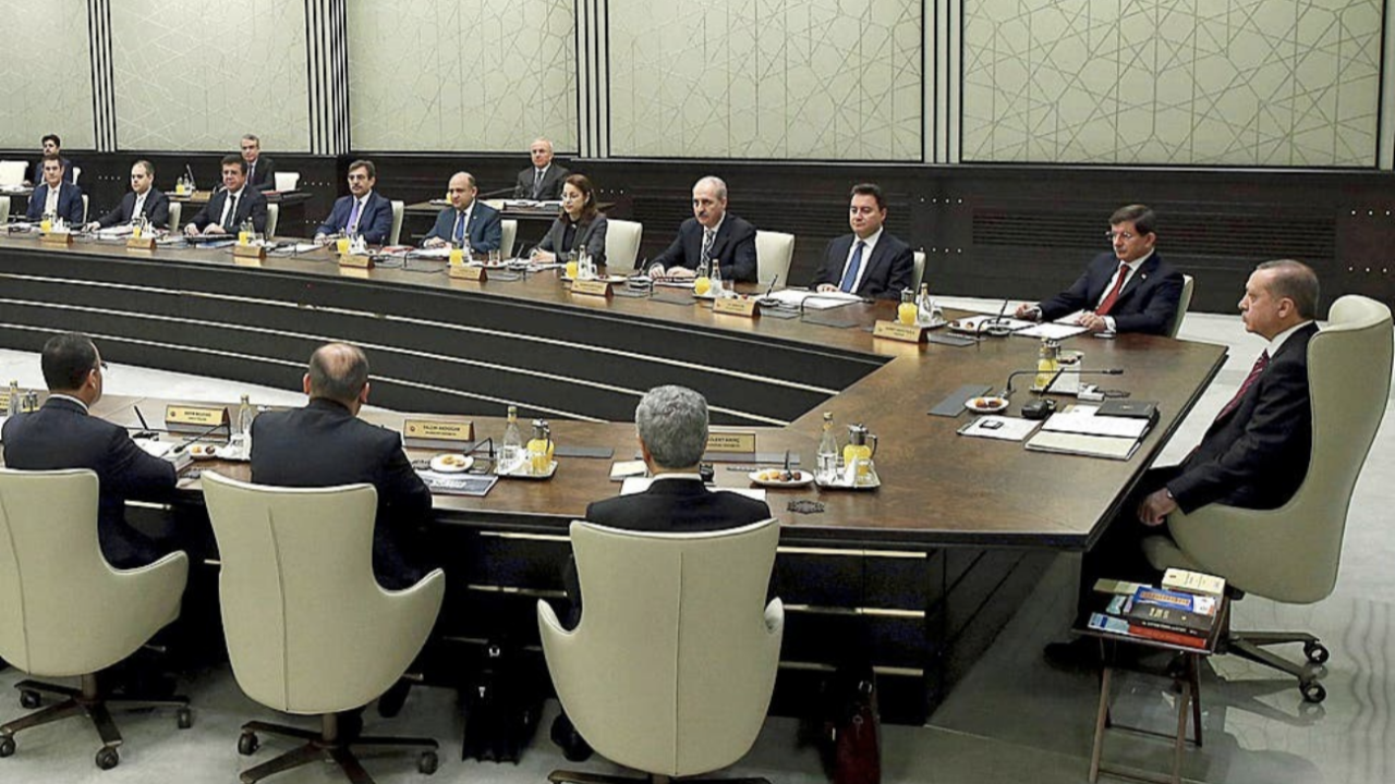 6'lı masada Ahmet Davutoğlu'nun yer kavgası: "Nasıl aynı seviyede otururum?"