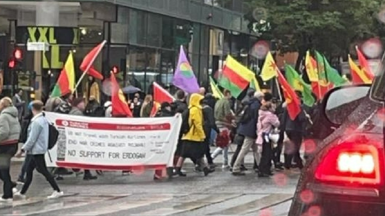 İsveç'te terör örgütü YPG/PKK yandaşları Türkiye'nin Stockholm Büyükelçiliği önünde gösteri yaptı