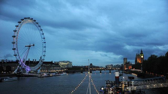 Londra'nın simgesi dönme dolapta yüzlerce kişi mahsur kaldı