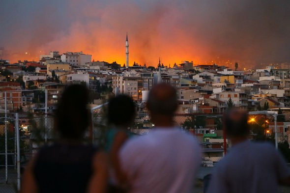 Sabotaj mı? İzmir'de büyük yangın Askeri cephaneliğe ilerliyor