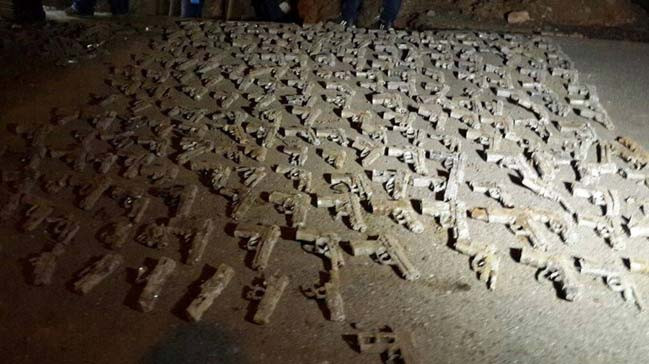 Üsküdar'da toprağa gömülü çok sayıda tabanca bulundu (VİDEO)