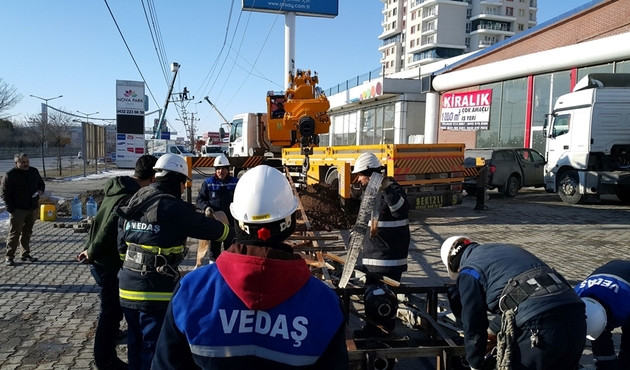 VEDAŞ ekipleri yıkılan elektrik direklerine anına müdahale etti