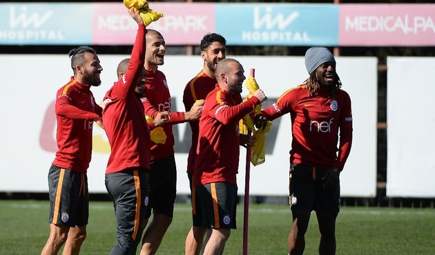 Çapkınlıkta yakalanan Galatasaray'lı hangi futbolcular gazetecilere para teklif etti?