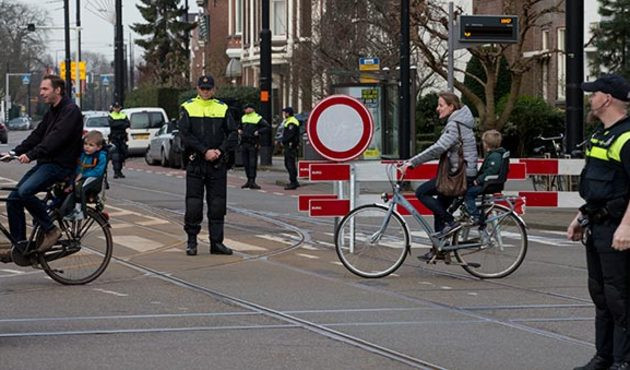 Bakan Kaya ve Başkonsolosun aracı Hollanda girişinde polis tarafından durduruldu
