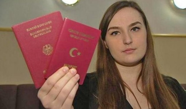 Almanlar şimdi de çifte vatandaşlığı kaldırmak istiyor!