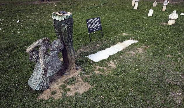 Srebrenitsalı savaş mağdurları heykeline saldırdılar!