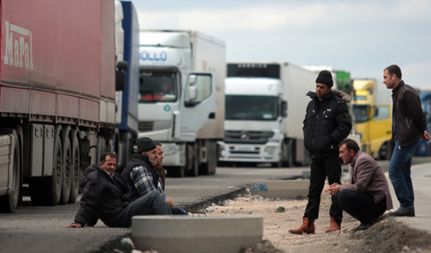 Türk şoförlere engel! Tırlar Rusya sınırından giremiyor...