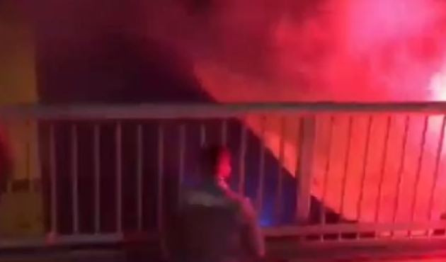 Köprüde olay: Fenerbahçe bayrağını yaktılar! / VİDEO